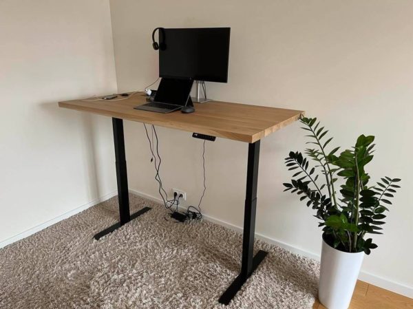 regulowane biurko dębowe z komputerem regulowane biurko dębowe z komputerem