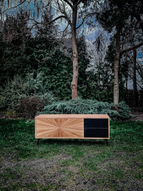 Szafka dębowa rtv Amanecer z frezowanymi frontami Szafka dębowa rtv Amanecer z frezowanymi frontami