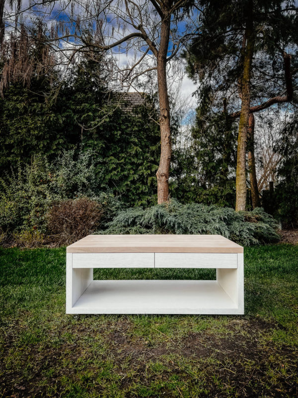 Stolik kawowy loftowy Blanqueo z litego dębu z czterema szufladami