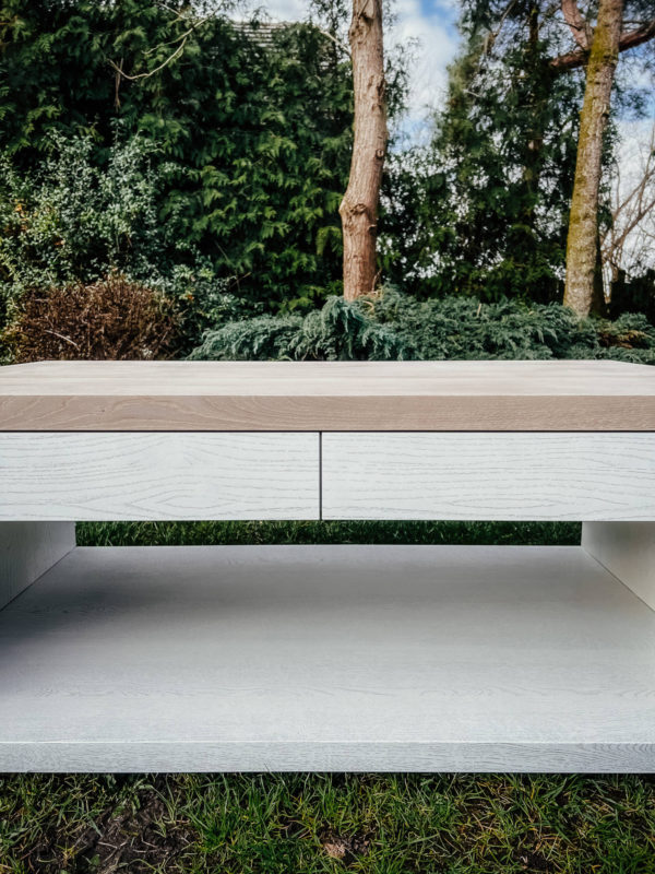 IMG_1259-m-scaled-1.jpg bielony blat i białe dębowe fronty stolika kawowego