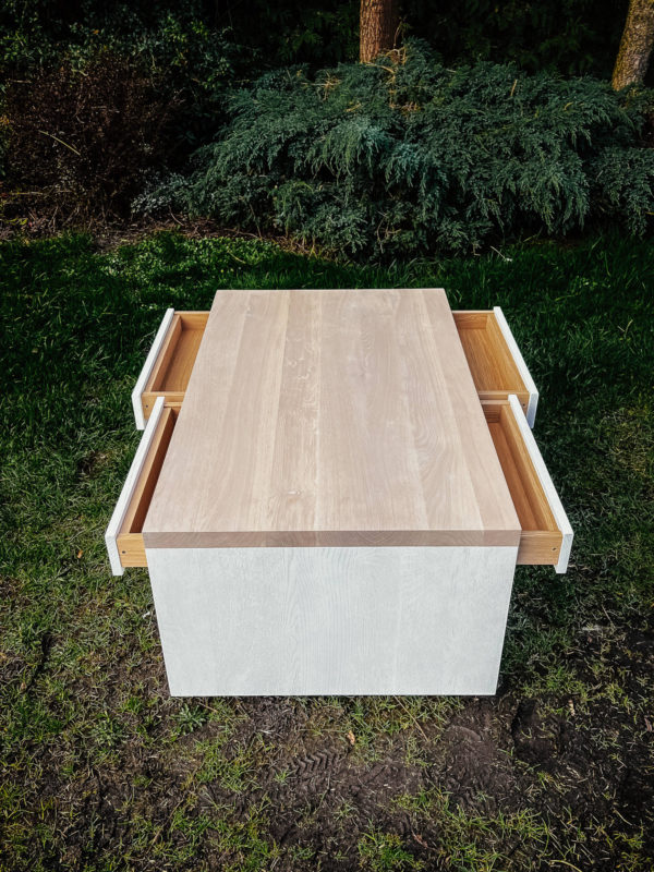 bielony stolik kawowy z szufladami z dębu