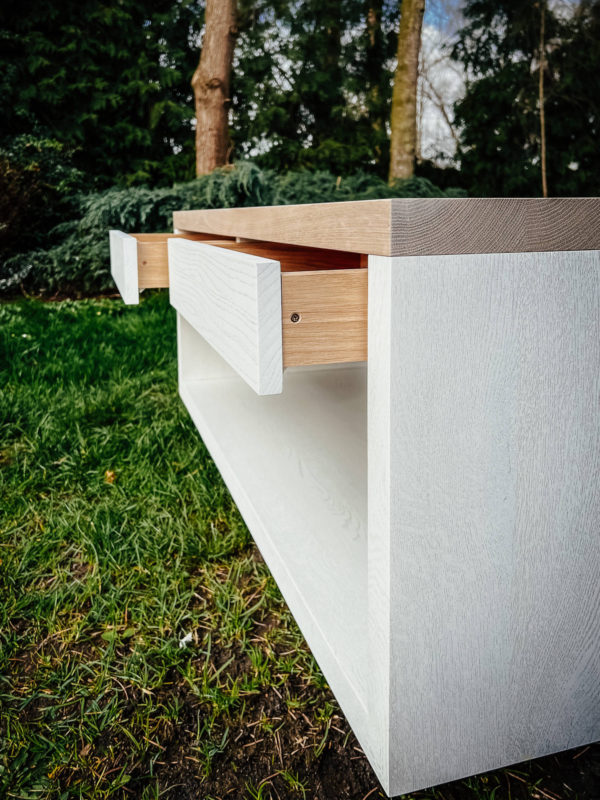 białe i bielone elementy stolika