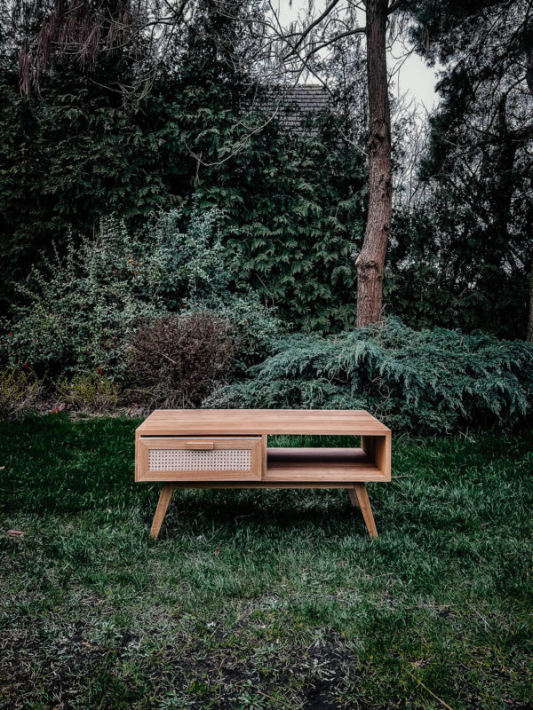 Stolik kawowy loftowy Tejido z frontami z rattanu Stolik kawowy loftowy Tejido z frontami z rattanu