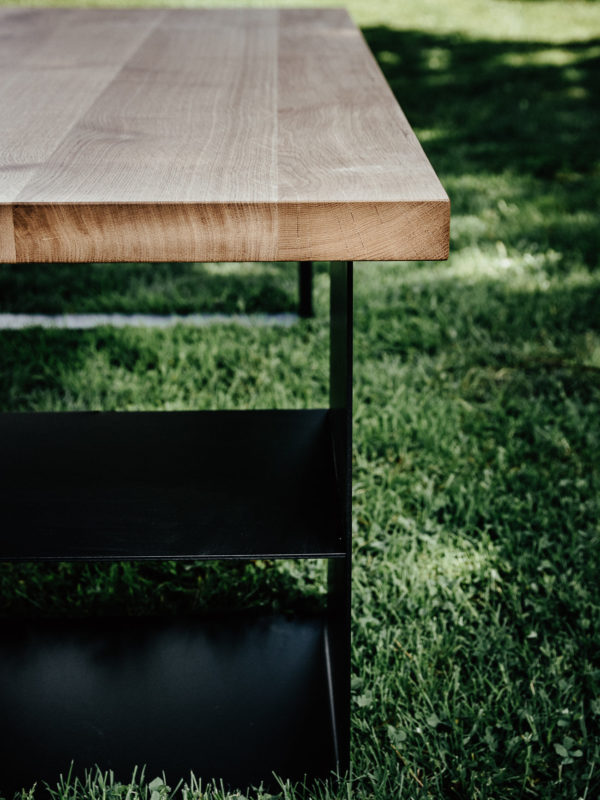 blat-debowy-od-czola.jpg Dębowy stolik kawowy BOOKSHELF z półką