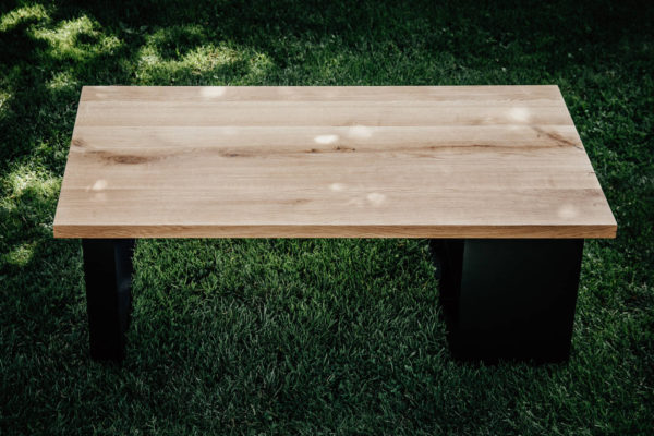 blat-debowy-stolika-bookcase-scaled-1.jpg Dębowy stolik kawowy BOOKSHELF z półką