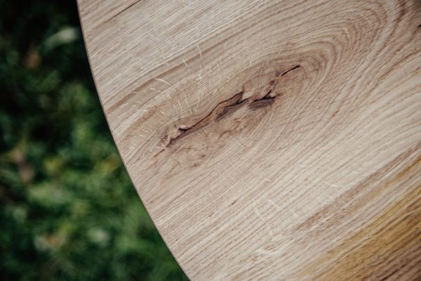 sęk w dębowym blacie zestawu stolików sęk w dębowym blacie zestawu stolików