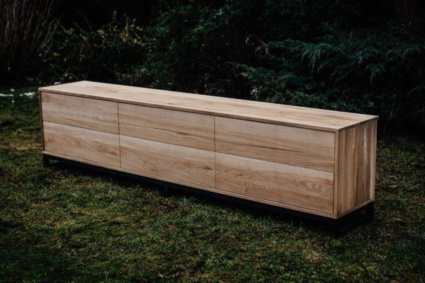 dębowa komoda z pojemnymi szufladami do salonu dębowa komoda z pojemnymi szufladami do salonu