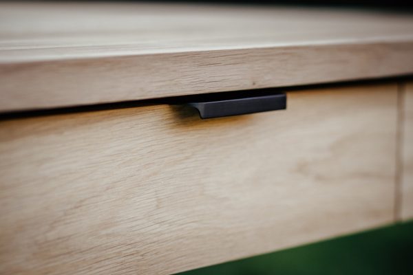 debowe-biurko-raw-detal-uchwyt.jpg Biurko dębowe classic