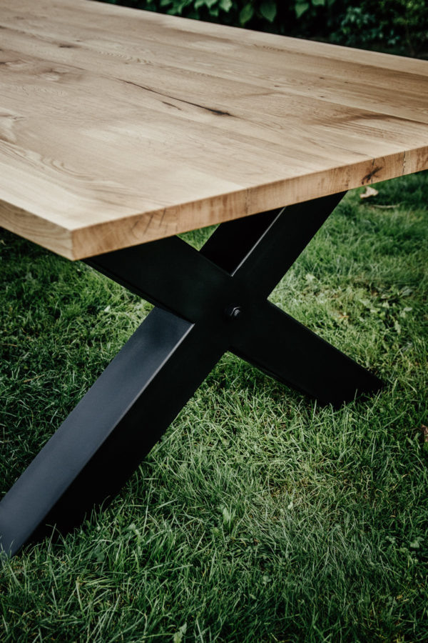 masywny stół z dębowym blatem