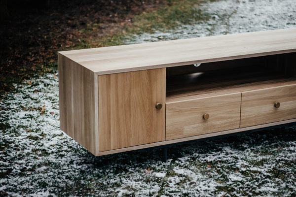 komoda-durazno.jpg dębowa komoda z mosiężnymi uchwytami