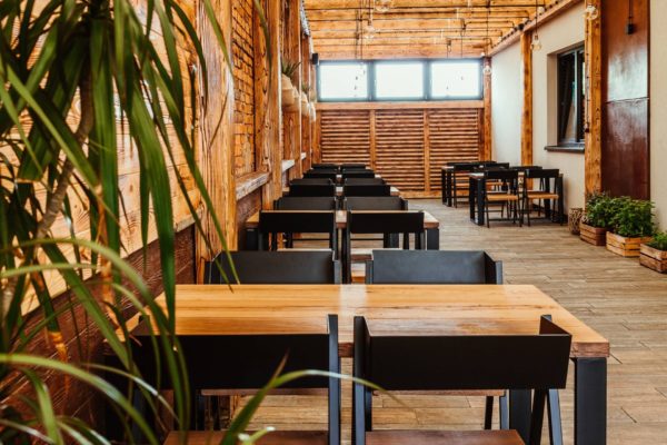 ogrodek-w-restauracji.jpg Dębowo stalowe industrialne krzesło MOBLER