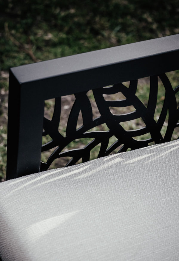 ozdobny podłokietnik fotela