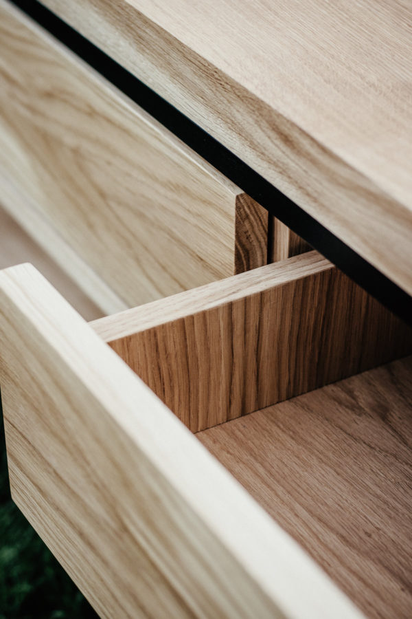 dębowa komoda z pojemną szufladą dębowa komoda z pojemną szufladą