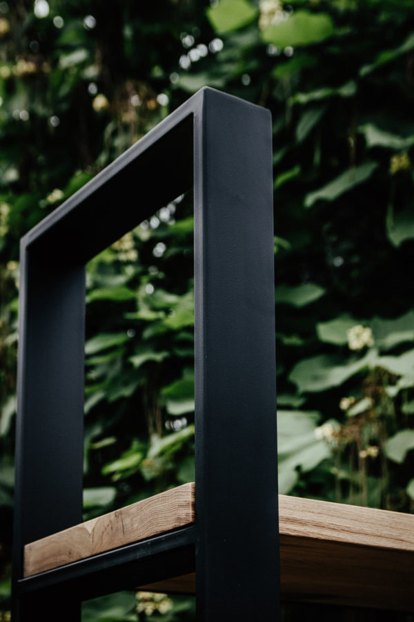 stalowy stelaż regału