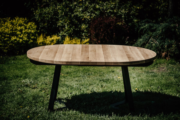 rozsuwany stół dębowy X na stalowej podstawie rozłożony