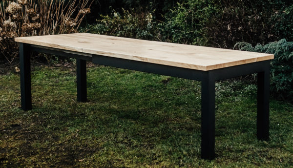 rozłożony stół simple od mobler design