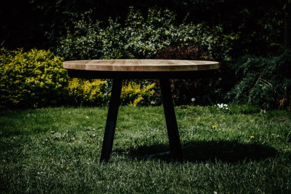 rozsuwany stół dębowy X na stalowej podstawie złożony