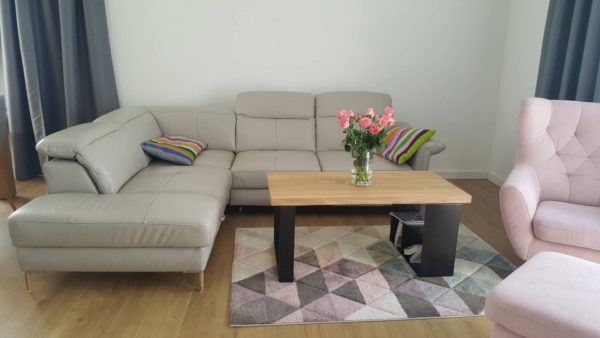 Dębowy stolik kawowy BOOKSHELF z półką