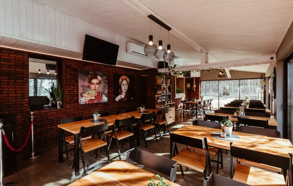 stoły i krzesła w dużej sali restauracji