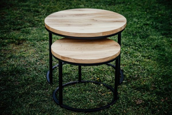 Zestaw okrągłych stolików dębowych