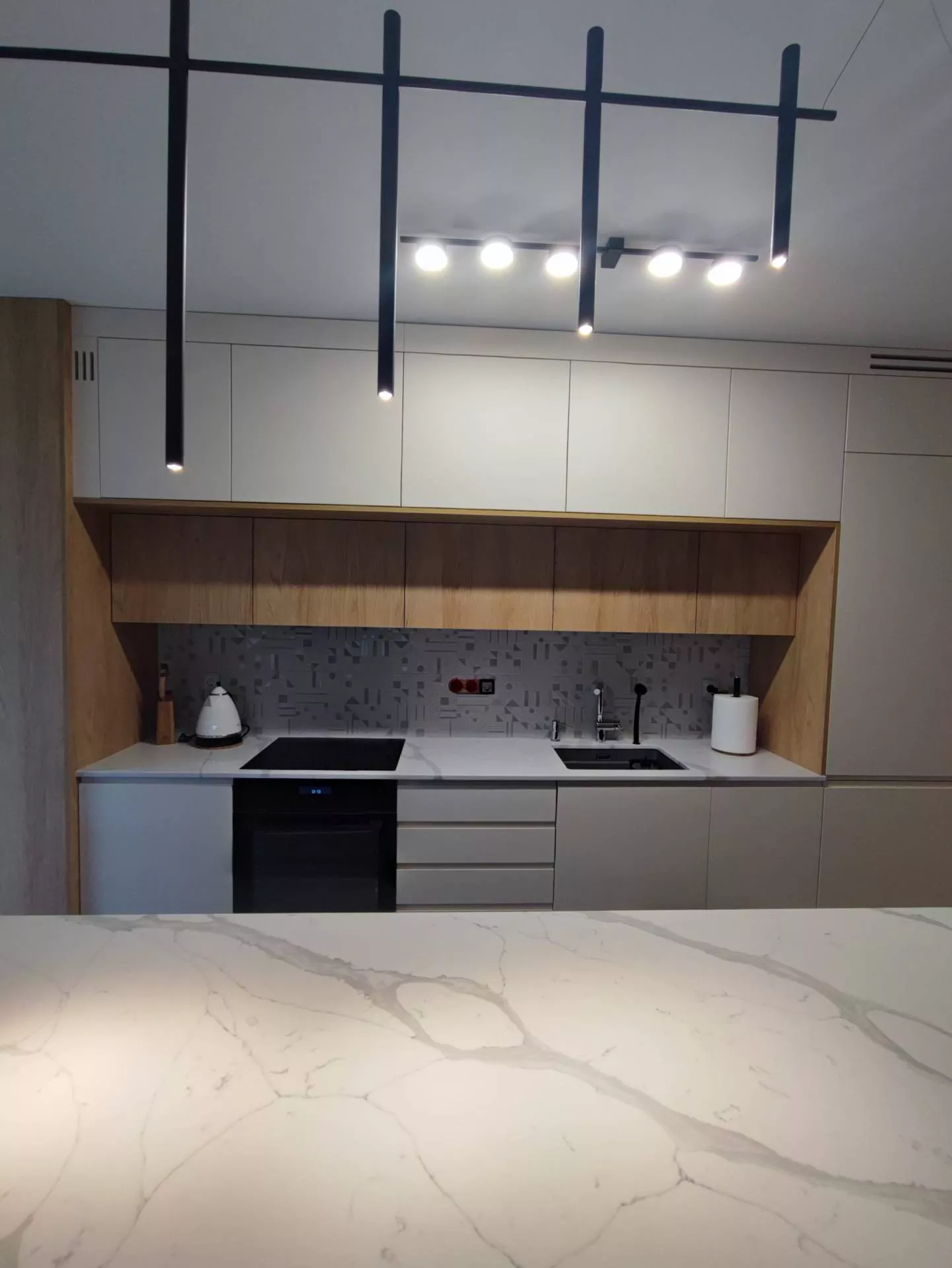 szara kuchnia z elementami z płyty drewnopodobnej