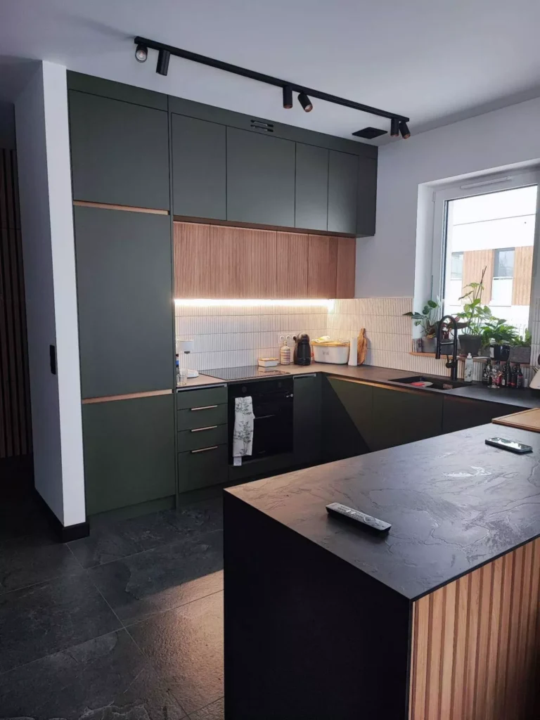 zielona kuchnia ze złotymi pochwytami