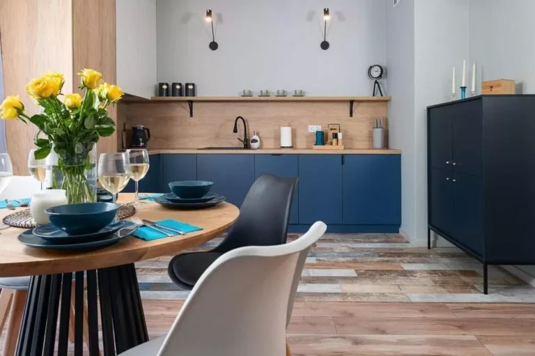 stół okrągły w salonie