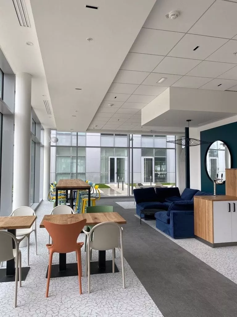 meble restauracyjne w Orsay, stoły dębowe