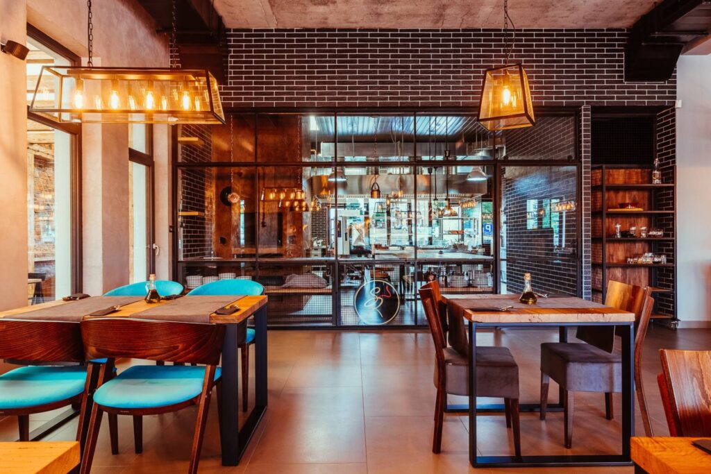 metalowo szklana ściana w restauracji