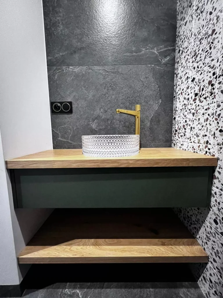 umywalka w łazience z dębowym blatem i zielonym frontem