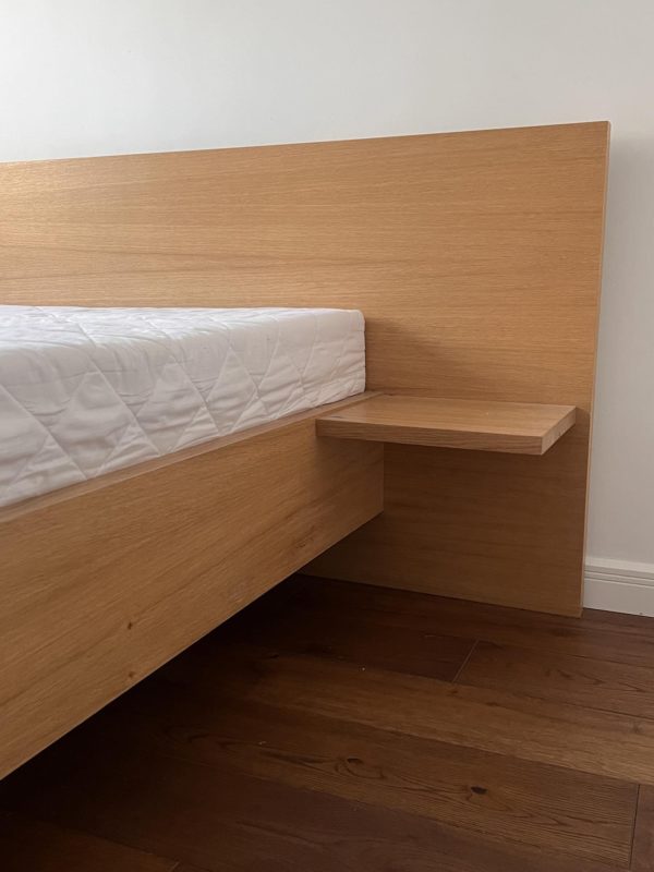 Dębowe łóżko DORM na solidnej podstawie ze stelażem